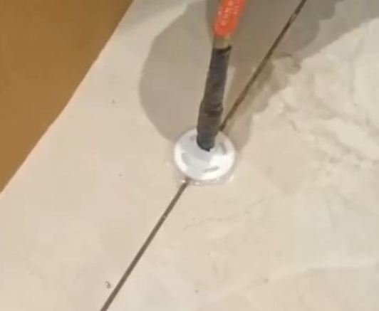 雅安瓷砖空鼓维修公司专业解答瓷砖在铺贴过程中，如果没有涂抹均匀到位的粘结材料（如水泥砂浆或瓷砖胶），可能会导致以下问题
