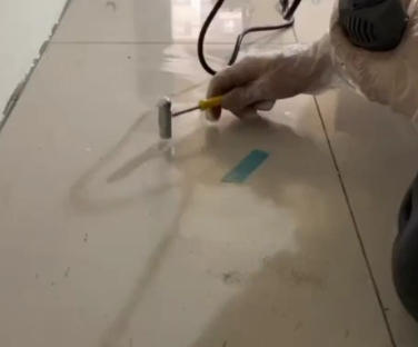 雅安瓷砖开裂维修公司专业分享瓷砖在铺贴前如果没有沥干水分，将会导致以下问题