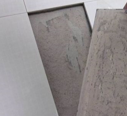 雅安瓷砖空鼓维修公司分享瓷砖铺贴时如果打浆（即涂抹在瓷砖背面和基层上的砂浆或瓷砖胶）过少，会带来以下问题